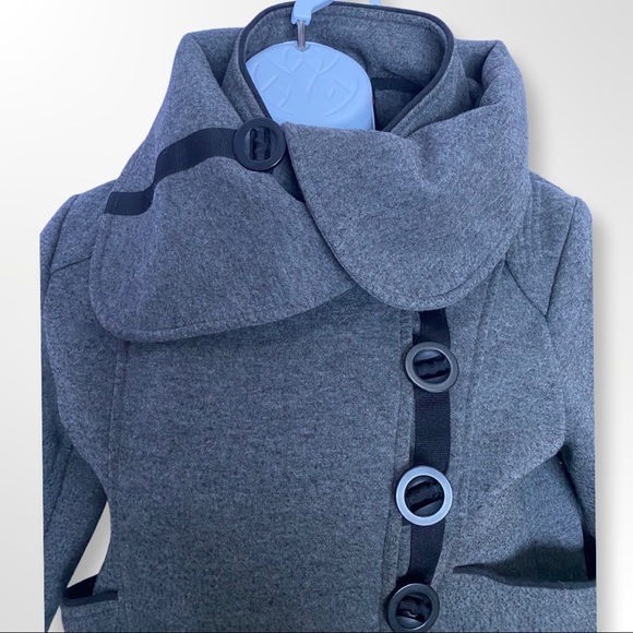 Three Stones Coat: Futuristic Cropped with Mao Collar, Detachable Neck, Buttons - Picture 4 of 16